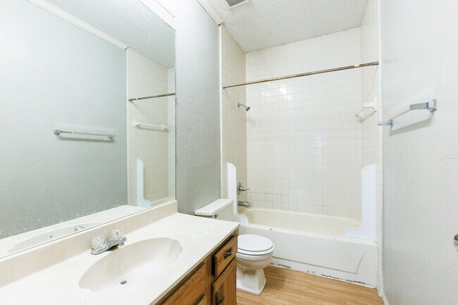 Building Photo - MOVE IN SPECIAL *1st Month Half Off Rent* - Extra Large 2 Bedroom 2 Bathroom Apartment