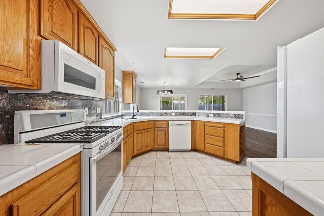 Building Photo - Executive Rental in Gold Hills