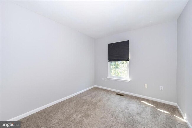 Building Photo - 161 Heathfield Dr