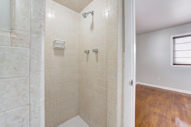 Building Photo - 5000 N Linn Ave