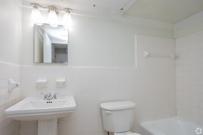 Building Photo - 206 S Elm St