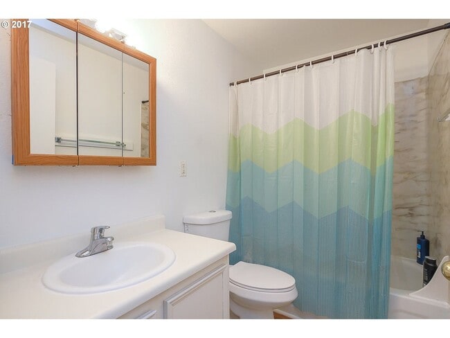 Building Photo - Updated Four-Plex in SE Portland with Fenc...