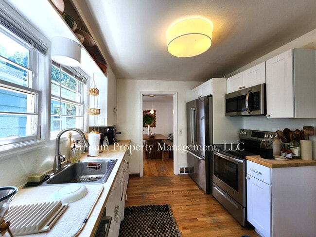 Building Photo - 3206 SW 13th Ave