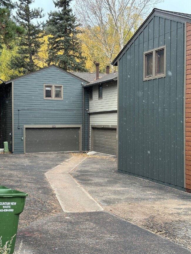 Building Photo - Adorable Townhome on the Creek near Downto...