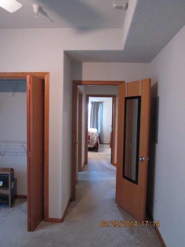 Building Photo - AVAILABLE NOW!!!  2 Bedroom Condo in amazi...