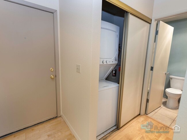 Building Photo - 1-Month Rent Free! Condo Near OHSU with Huge Deck, Stunning Views and Parking