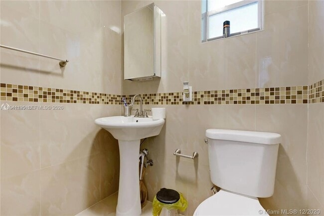 Building Photo - 920 NW 22nd Ct