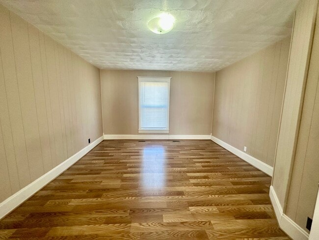 Building Photo - Peteyboy Properties LLC-437 W Jackson A &amp; B