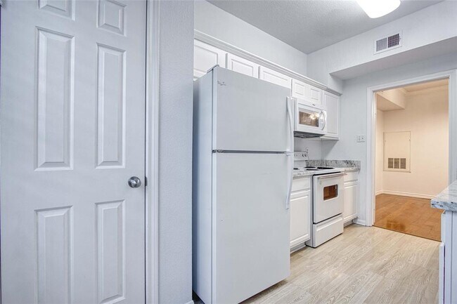 Building Photo - 2255 Braeswood Park Dr