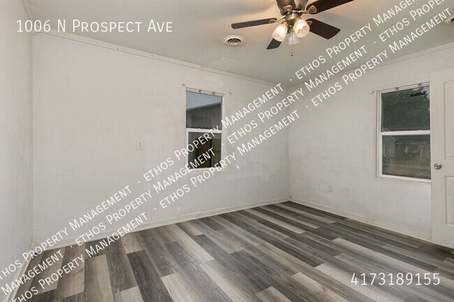 Building Photo - 1006 N Prospect Ave
