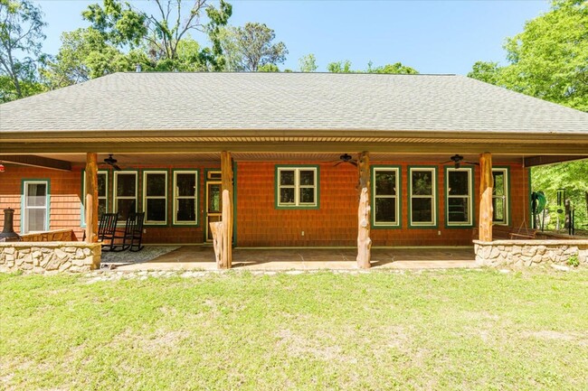 Building Photo - Charming 2 Bed, 2 Bath Custom Ranch on 5 P...