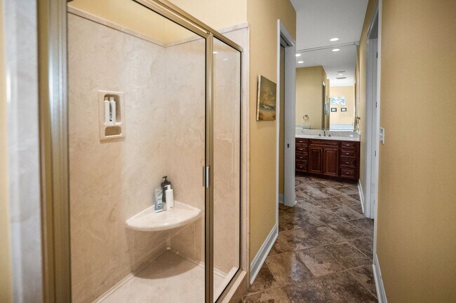 Building Photo - 632 Magnolia Cir