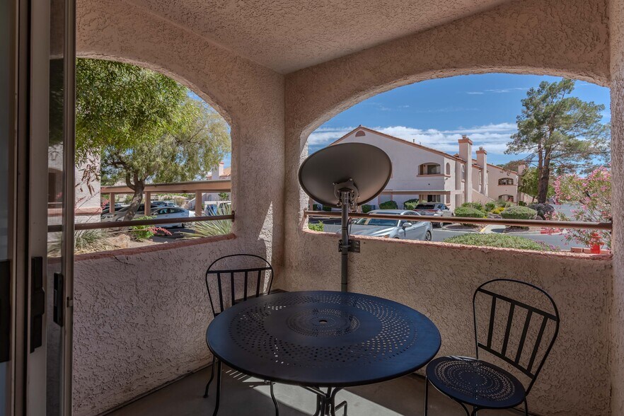 Building Photo - 7570 W Flamingo Rd
