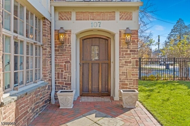 Building Photo - 107 Clinton Ave