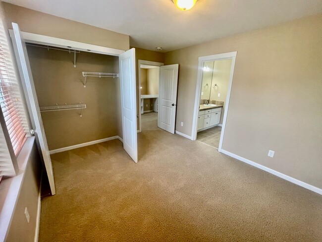 Building Photo - Well Appointed, Open Floor Plan 3-bedroom, 2.5-bathroom home in Beaverton