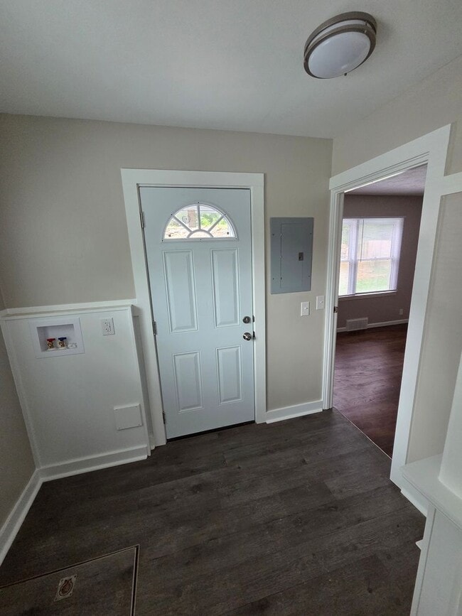 Building Photo - Newly remodeled 3/1/1 with fenced in backyard!