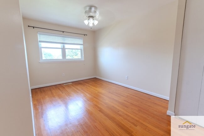 Building Photo - 945 Stormont Cir