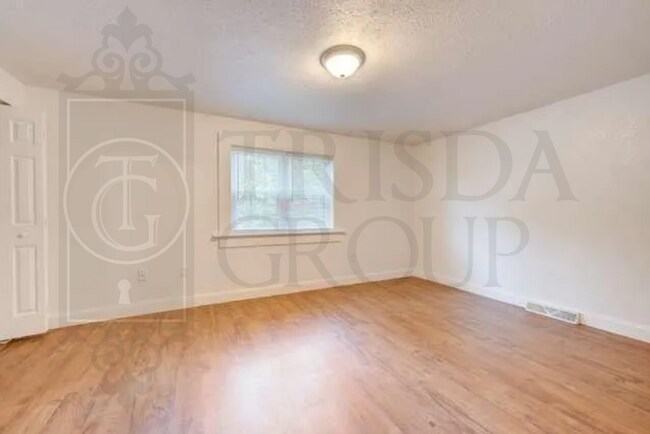 Building Photo - Avail June 1st! Renovated Crafton 2BR Apt, A/C, Private laundry/storage, Parking, Pets OK!