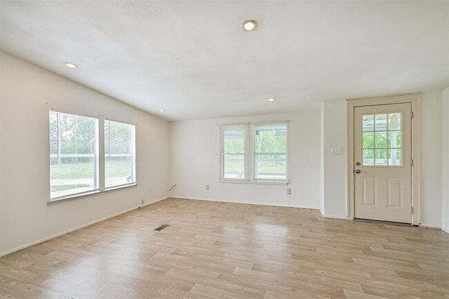 Building Photo - 1749 Max Rd