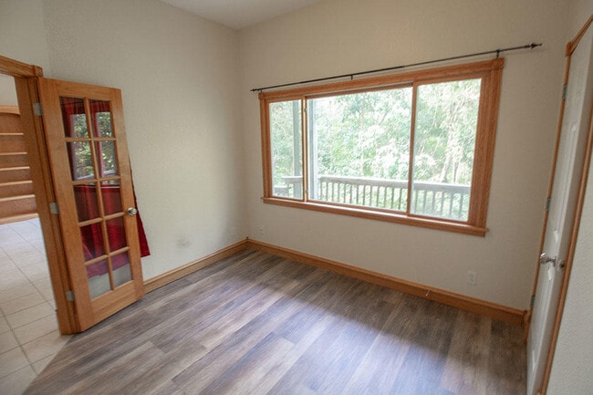 Building Photo - 1420 Bradford Dr