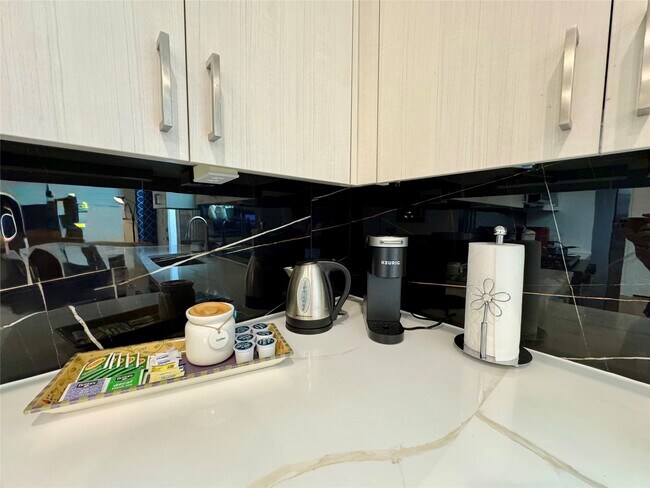 Building Photo - 225 Noras Ln