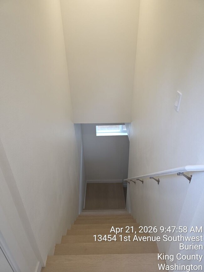 Building Photo - Burien Newly remodeled home - 3 bedrooms 2 bathrooms - A must see - available NOW