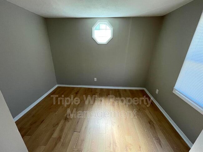 Building Photo - 4831 Oldenburg Ave