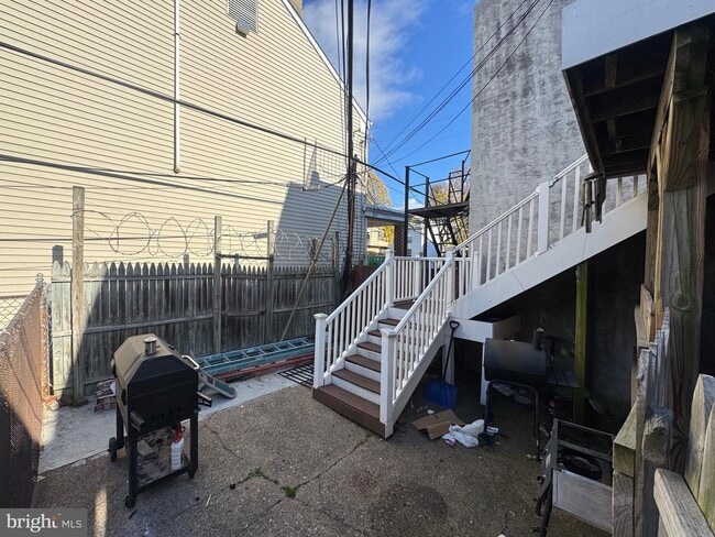 Building Photo - 1803 W 4th St