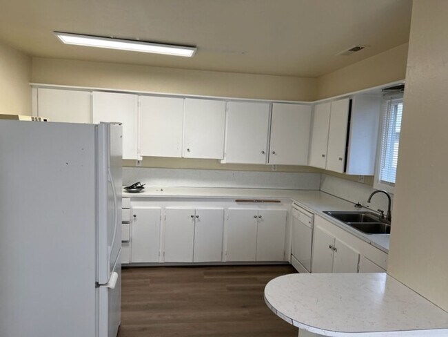 Building Photo - Single Level Home w/ Open Floor Plan