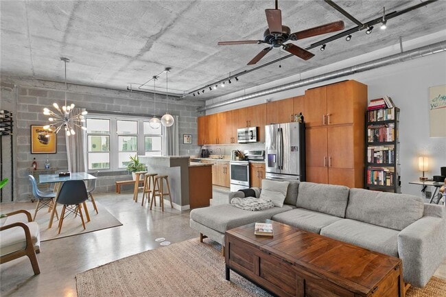 Building Photo - 1212 E Whiting St