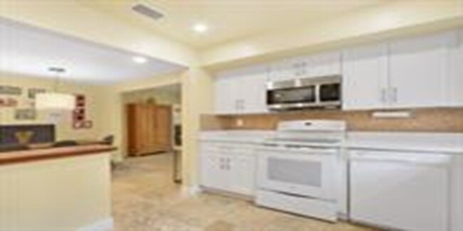 Building Photo - 721 N Lakeside Dr