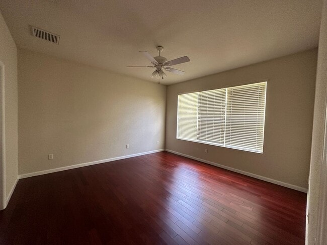 Building Photo - BEAUTIFUL SPACIOUS 3 BEDROOM 2  BATH SINGL...