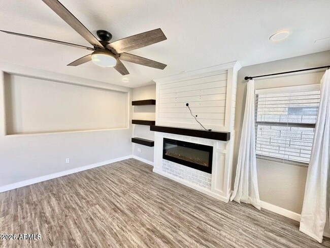 Building Photo - 11569 W Cinnabar Ave