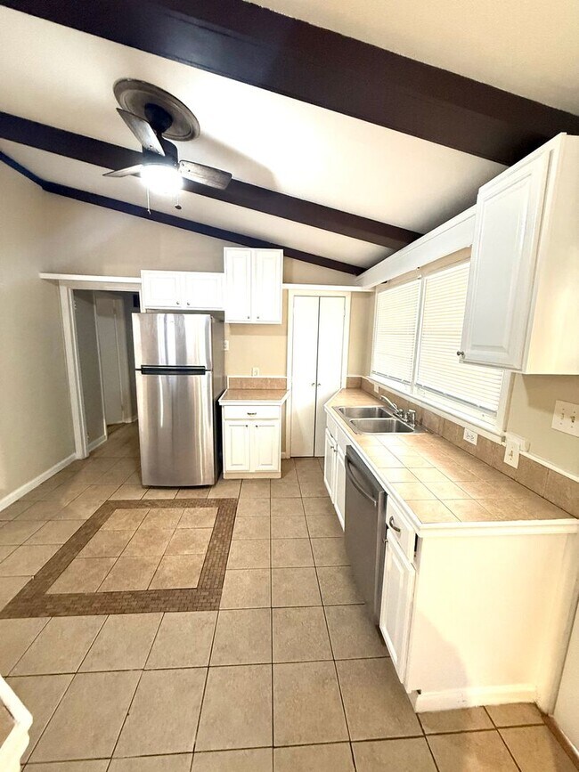 Building Photo - ** 3 Bed 2 Bath located off Perry Hill rd ...