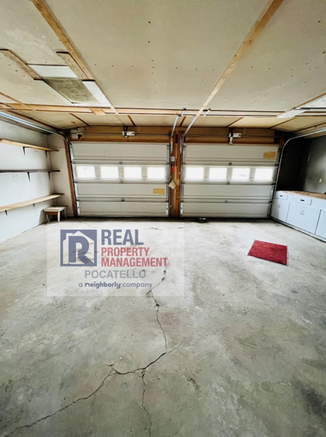 Building Photo - 3 Bedroom 2 bath - Double car garage