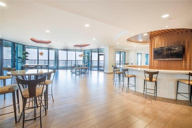 Building Photo - 1 Beach Dr SE