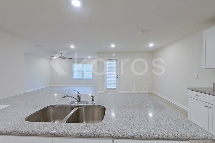 Building Photo - 301 Monarch Ln