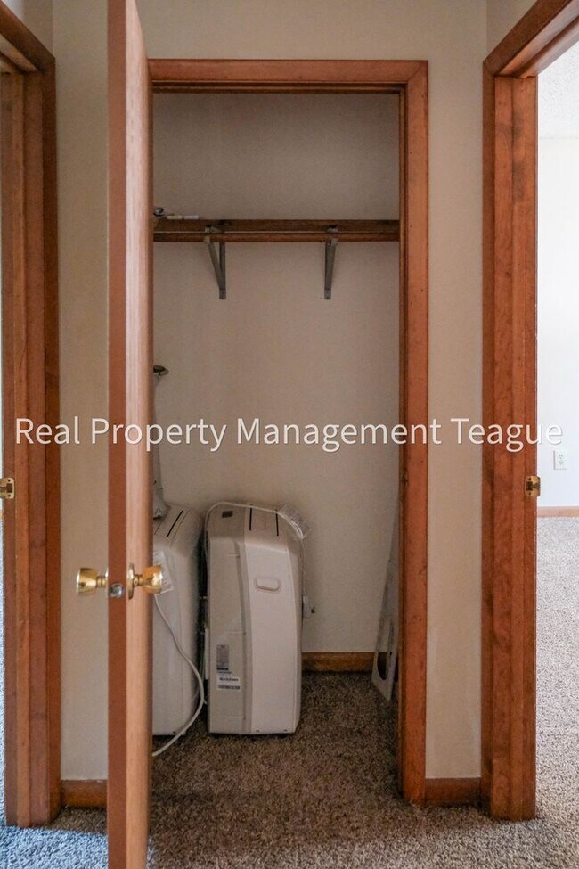 Building Photo - Pine Lane 32 B