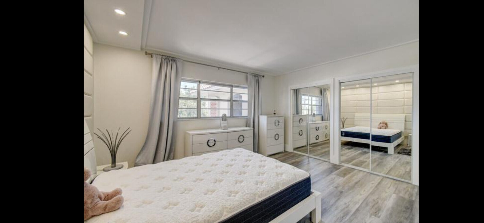 Building Photo - 100 Royal Palm Way