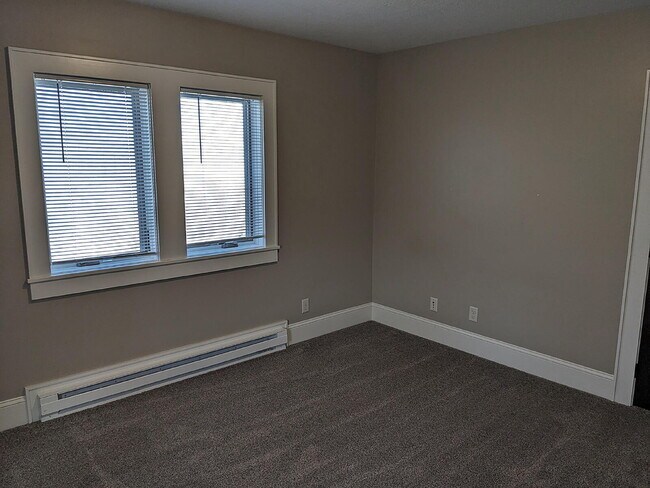 Building Photo - "Charming 2-Bedroom on West Madison Street with Spacious 1064 Sq Ft Layout!"
