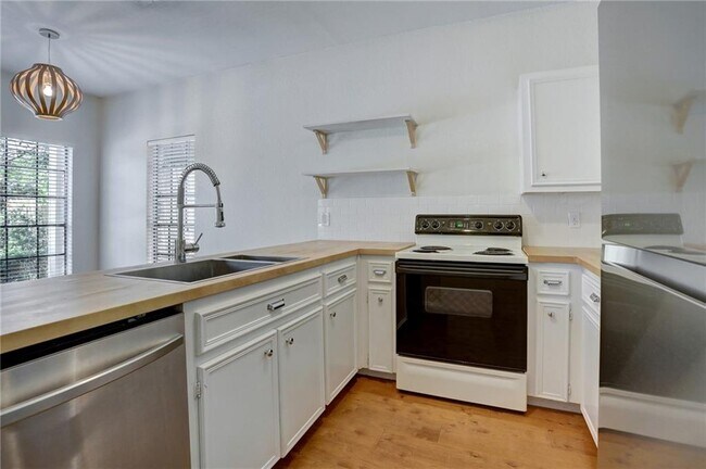 Building Photo - 1610 Waterston Ave