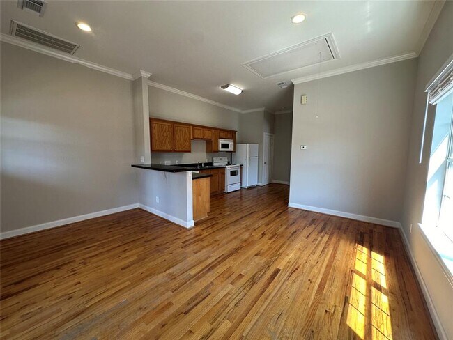 Building Photo - 508 W Clay St