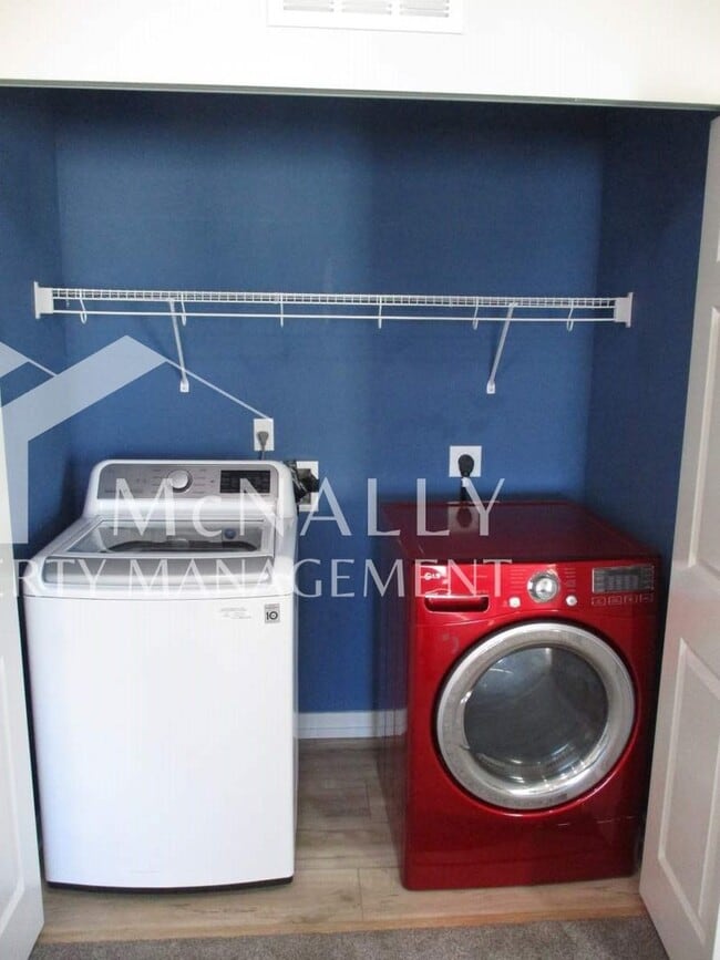 Building Photo - Spacious 3 Bedroom 3 Bath Home with Modern Amenities