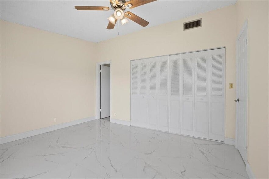 Building Photo - 5540 Lakewood Cir S
