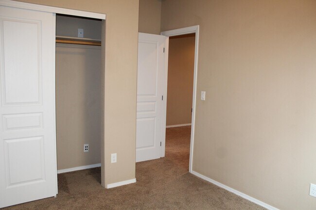 Building Photo - 2244 Kingswood Dr