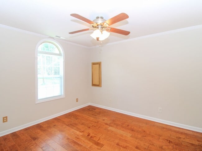 Building Photo - Convenient 2 bed 1 bath home in Athens City located near Athens State University and downtown Ath...