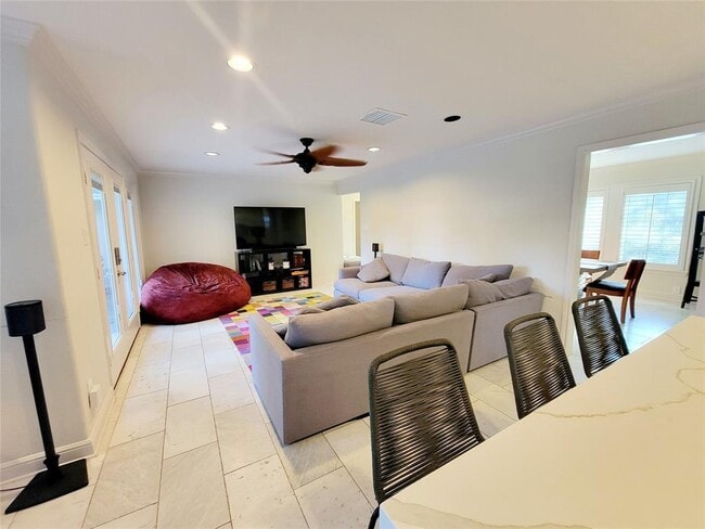 Building Photo - 426 Isolde Dr