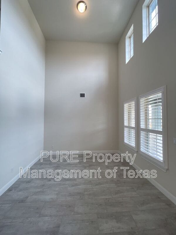 Building Photo - 716 Expedition Way