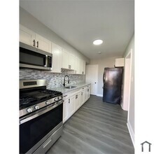 Building Photo - 3 Bedroom Townhome with Fenced Rear