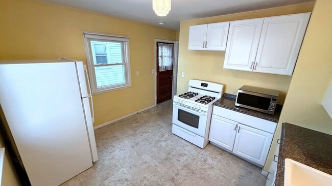 Building Photo - Charming 2BR Home with Yard and Garage in Northeast